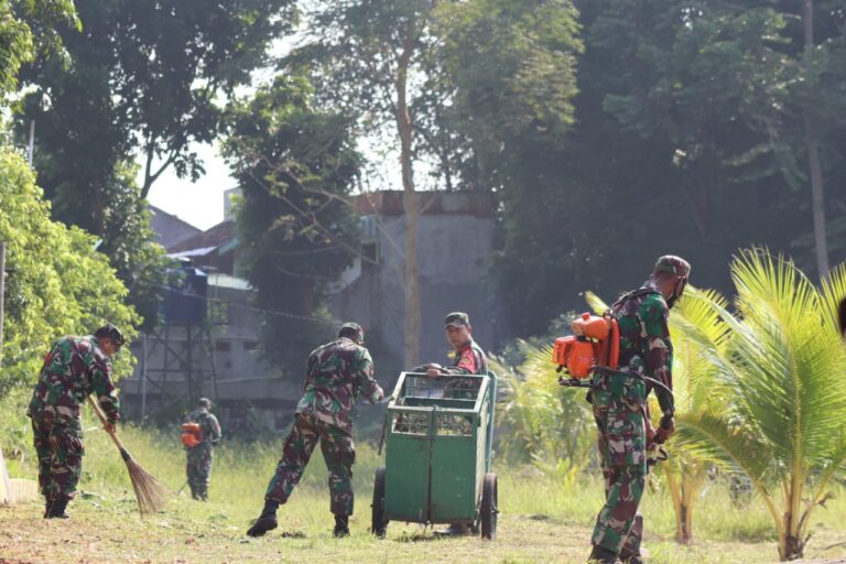 Personel Kodim 0410/KBL Gelar Karya Bakti TNI Berupa Pembersihan Lapangan Kwarda Lampung