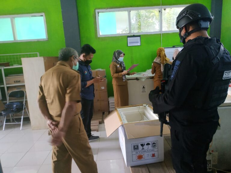 Personel Gegana Lampung Kawal Pendistribusian Vaksin Covid -19 ke Kabupaten Lampung Utara