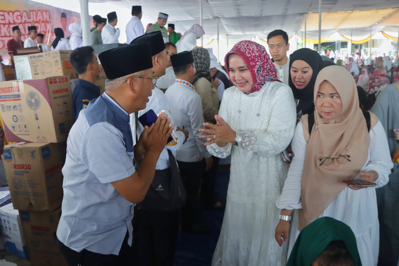 Wagub Chusnunia Dan Ketua TP PKK Provinsi Lampung Hadiri Pengajian Akbar Di Kabupaten Way Kanan