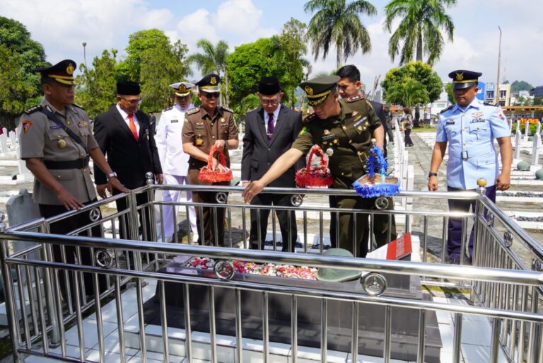 Sekretaris Daerah Provinsi Lampung Pimpin Upacara Ziarah dan Tabur Bunga di Taman Makam Pahlawan Provinsi Lampung