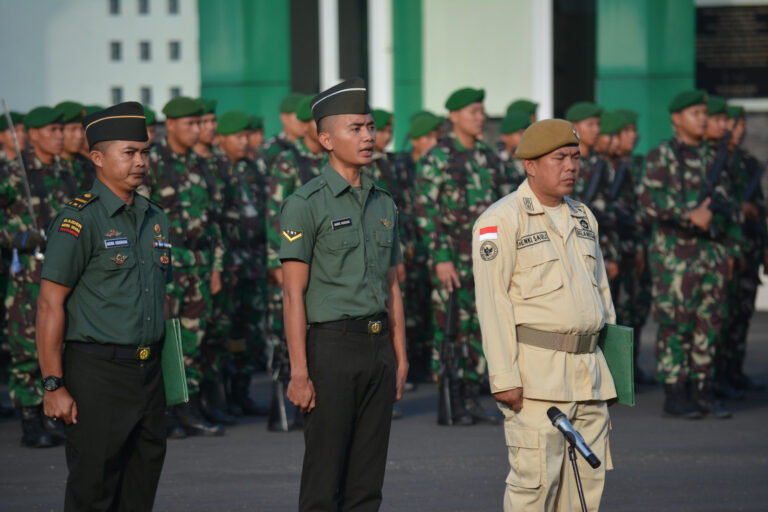 Upacara Bulanan Kasrem 043/Gatam Bacakan Amanat Kasad