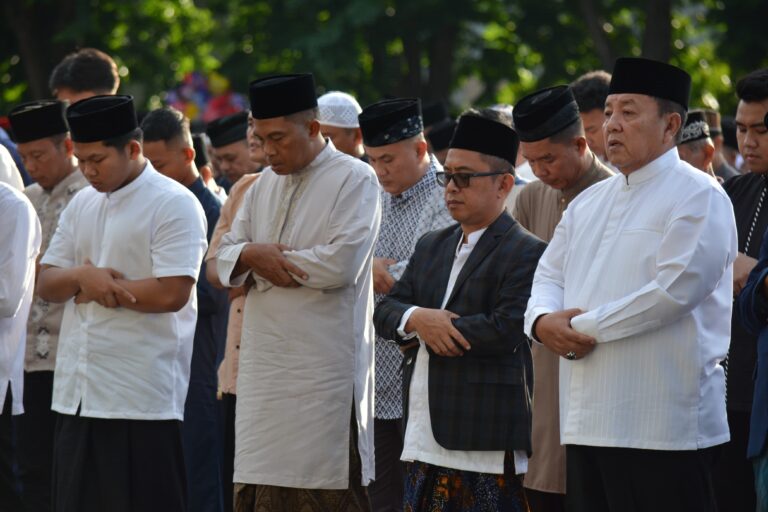 Danrem 043/Gatam Bersama Masyarakat Bandar Lampung, Sholat Idul Fitri 1445 H Di Lapangan Saburai