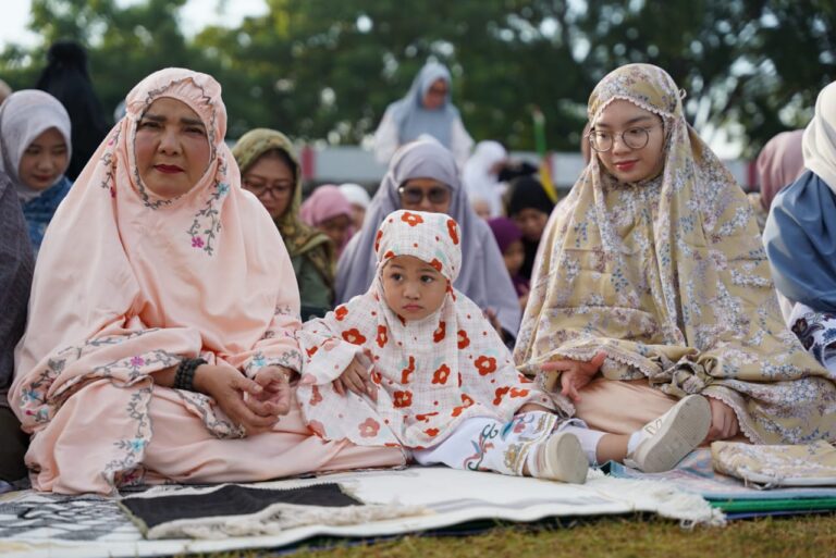 Walikota Bandar Lampung Eva Dwiana Laksanakan Salat Idul Fitri 2024 di Stadion Mini Way Dadi