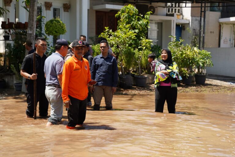 Gerak Cepat, Walikota Eva Dwiana Turun Langsung Meninjau Banjir di Citra Garden