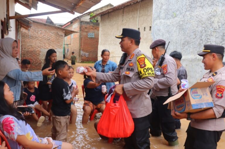 Kapolresta Bandar Lampung Turun Langsung Berikan Bantuan Kepada Warga Terdampak Banjir di Kecamatan Teluk Betung Timur