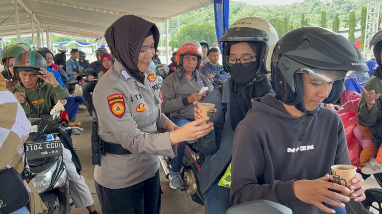 Polisi di Bandar Lampung Bagikan Air Mineral dan Kopi Ke Pemudik di Pelabuhan Panjang