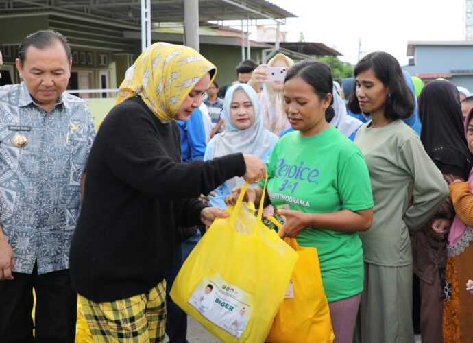 Riana Sari Arinal Berikan Bantuan Sembako Program Siger kepada Warga Terdampak Banjir
