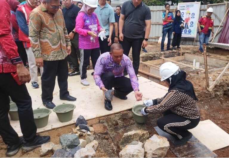 Walikota Eva Dwiana Lakukan Peletakan Batu Pertama Pembangunan Gedung Peradilan Semu Fakultas Hukum Unila