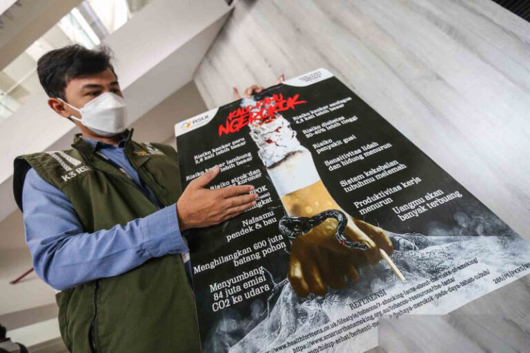 Bom Waktu Kesehatan: Rokok Ancam 70 Juta Manusia Indonesia